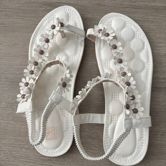 Size 8 white sandals - Picture 1 of 3